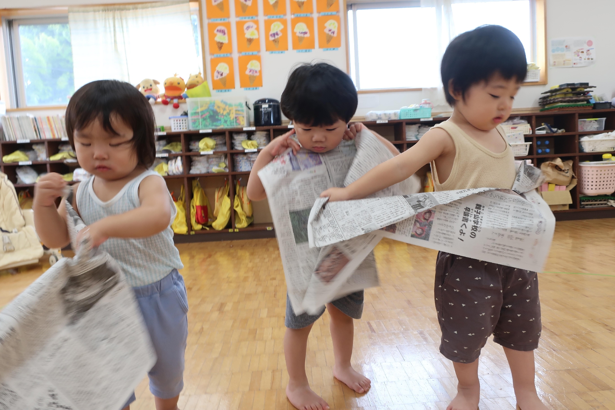 ひよこ・いちご組　新聞紙遊び・ボール遊び