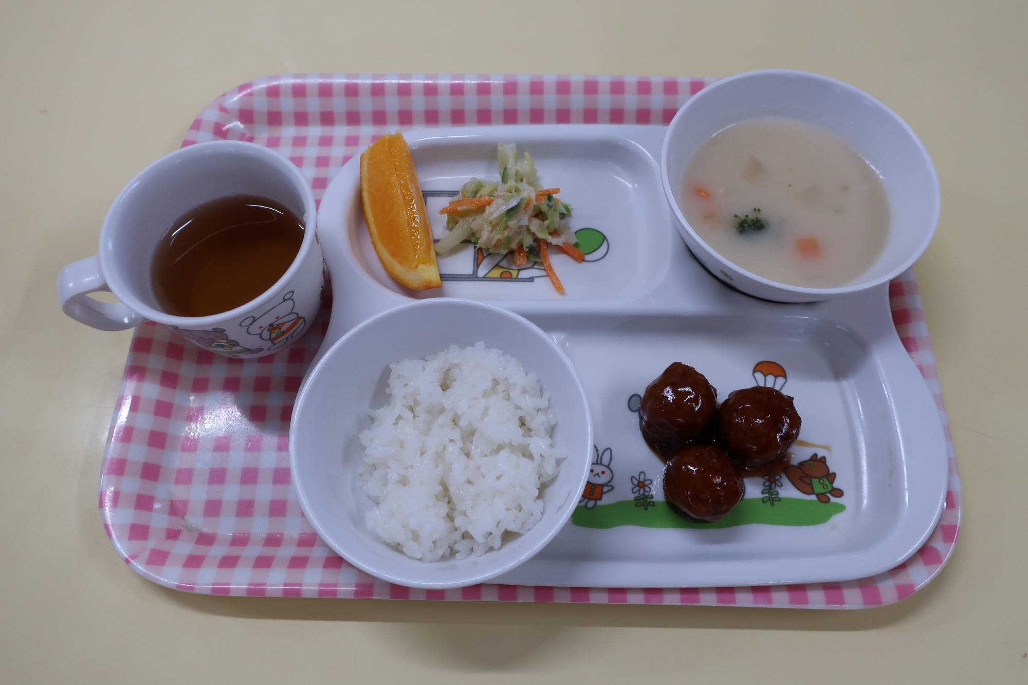 １０月６日(木)未満児の給食(ひよこ・いちご組)