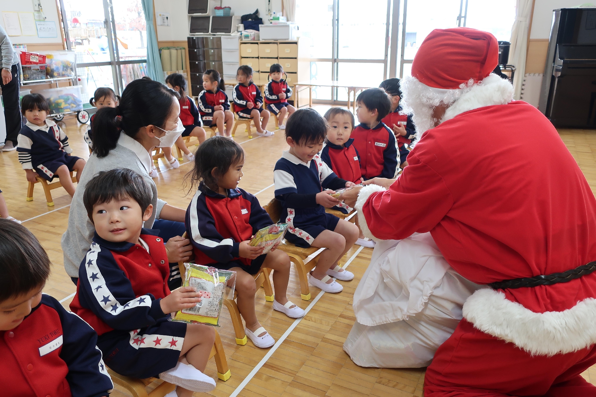 12月21日(水)サンタクロース来園《もも・ひよこ・いちご組》