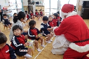 12月21日(水)サンタクロース来園《もも・ひよこ・いちご組》